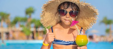 Denizde bir çocuk kokteyl içer. Seçici odak.