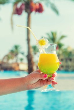 Bir kadının ellerinde kokteyl. Seçici odaklanma. Doğa.