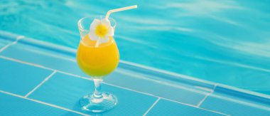 Tatilde bir kokteyl iç. Seçici odaklanma. Doğa