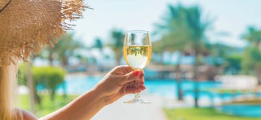 Deniz kenarında şarap iç. Seçici odaklanma. Doğa