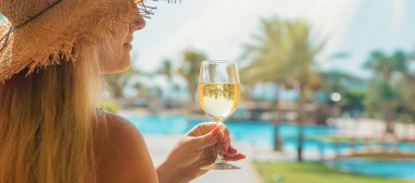 Denizden şarap iç. Seçici odaklama.