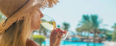 Denizden şarap iç. Seçici odaklama.