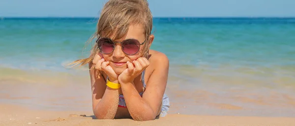 Ребенок Лежит Песке Пляже Селективный Фокус — стоковое фото