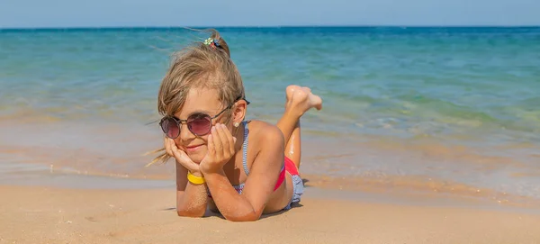 Niño Encuentra Arena Playa Enfoque Selectivo — Foto de Stock