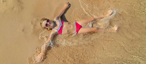 Kind Liegt Sand Strand Selektiver Fokus — Stockfoto