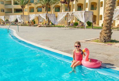 Çocuk yüzüyor ve havuza dalıyor. Seçici odak.