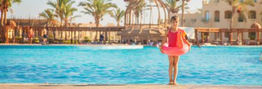 Çocuk yüzüyor ve havuza dalıyor. Seçici odak.