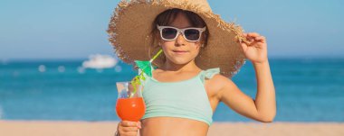 Denizde bir çocuk kokteyl içer. Seçici odak.