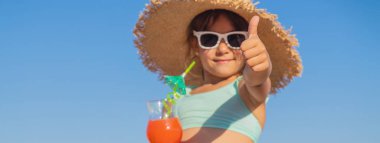 Denizde bir çocuk kokteyl içer. Seçici odak.