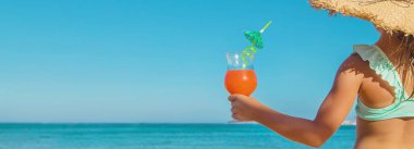 Denizde bir çocuk kokteyl içer. Seçici odaklanma. Doğa.