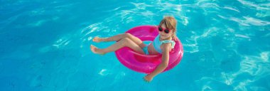 Çocuk yüzüyor ve havuza dalıyor. Seçici odak.