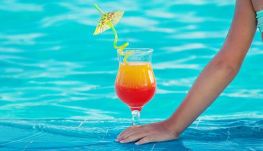 Denizde bir çocuk kokteyl içer. Seçici odaklanma. Doğa.