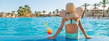 Denizde bir çocuk kokteyl içer. Seçici odaklanma. Doğa.