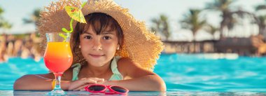 Denizde bir çocuk kokteyl içer. Seçici odak.