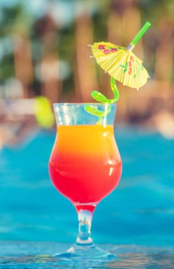 Tatilde bir kokteyl iç. Seçici odaklanma. Doğa