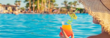 Bir kadının ellerinde kokteyl. Seçici odaklanma. Doğa.