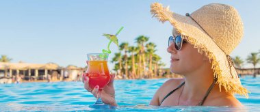 bir kadının elinde kokteyl. Seçici odaklama.