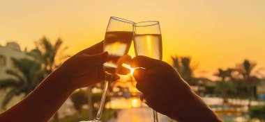 Denizden şarap iç. Seçici odaklama.