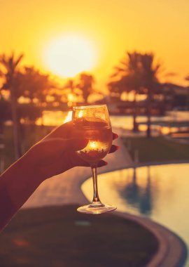 Denizden şarap iç. Seçici odaklama.