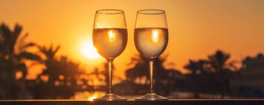 Denizden şarap iç. Seçici odaklama.