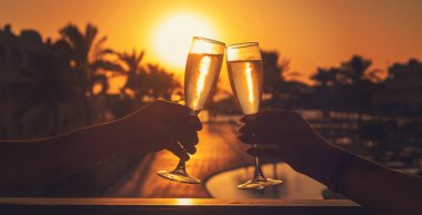 Denizden şarap iç. Seçici odaklama.