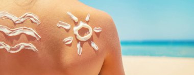 Bir çocuğun teninde güneş kremi. Seçici odaklanma. Doğa.