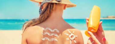 Bir çocuğun teninde güneş kremi. Seçici odaklanma. Doğa.