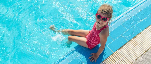 Çocuk yüzüyor ve havuza dalıyor. Seçici odak.