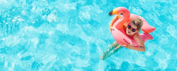 Das Kind Schwimmt Und Taucht Den Pool Selektiver Fokus — Stockfoto