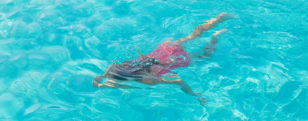 Dítě Plave Ponyje Bazénu Selektivní Zaměření Přírody — Stock fotografie