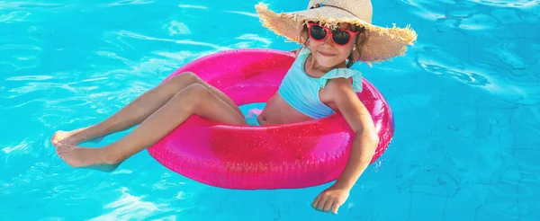 Enfant Nage Plonge Dans Piscine Concentration Sélective — Photo