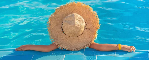 Enfant Nage Plonge Dans Piscine Concentration Sélective Nature — Photo