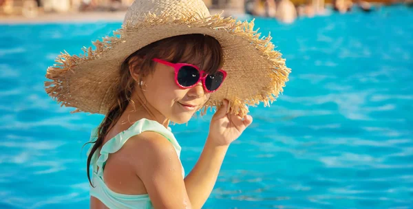 Niño Nada Zambulle Piscina Enfoque Selectivo — Foto de Stock