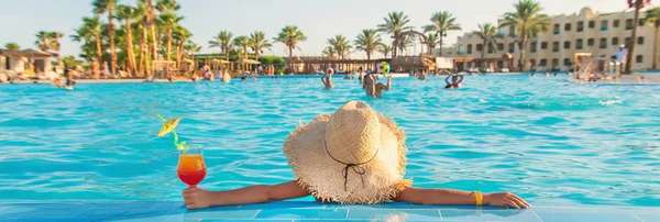 Denizde bir çocuk kokteyl içer. Seçici odaklanma. Doğa.