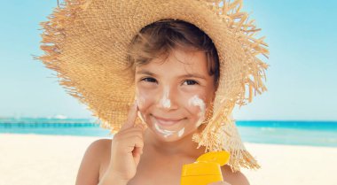 Bir çocuğun teninde güneş kremi. Seçici odak.