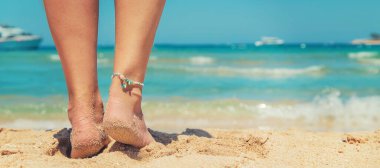 deniz kıyısında bir kızın bacakları. Seçici odak. Doğa.