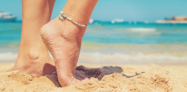 deniz kıyısında bir kızın bacakları. Seçici odak. Doğa.