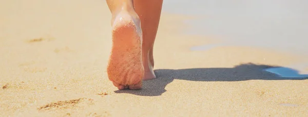 Çocuk Kumda Ayak Izleri Bırakarak Plaj Boyunca Yürür Seçici Odak — Stok fotoğraf