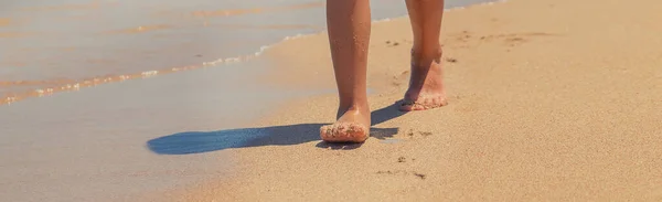 Child Walks Beach Leaving Footprints Sand Selective Focus Nature — Stock Photo, Image