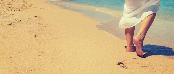 Deniz Kıyısında Bir Kızın Bacakları Seçici Odak Doğa — Stok fotoğraf