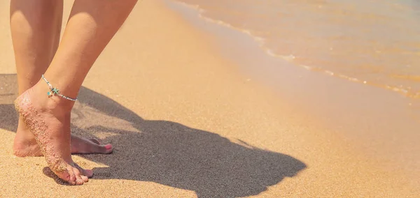 海岸に女の子の足 選択的な焦点 — ストック写真
