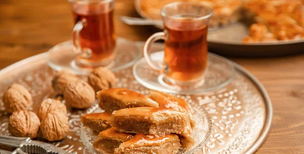 Baklava Med Nötter Trä Bakgrund Selektivt Fokus Mat Och Dryck — Stockfoto