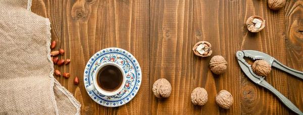 Baklava Mit Nüssen Auf Einem Hölzernen Hintergrund Selektiver Fokus Essen — Stockfoto