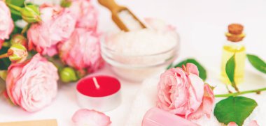 gül çiçeği özü ile kozmetik. Seçici odak. Doğa