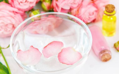 gül çiçeği özü ile kozmetik. Seçici odak. Doğa