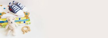 Yenidoğan. hafif bir arka plan üzerinde bebek aksesuarları. Seçici odak. Aşk