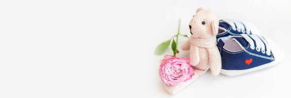 новорожденный детские аксессуары на светлом фоне. Выборочный фокус. любовь
