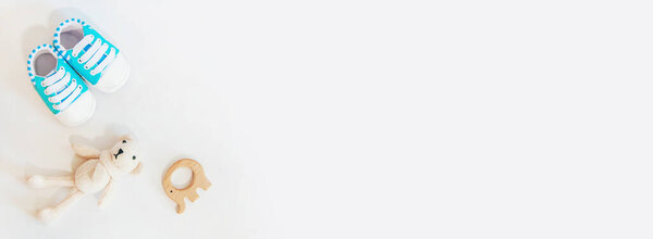 новорожденный детские аксессуары на светлом фоне. Выборочный фокус. любовь
