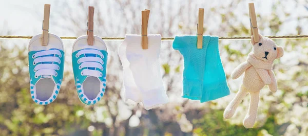 Ropa Los Accesorios Del Bebé Pesan Sobre Cuerda Después Lavarse —  Fotos de Stock
