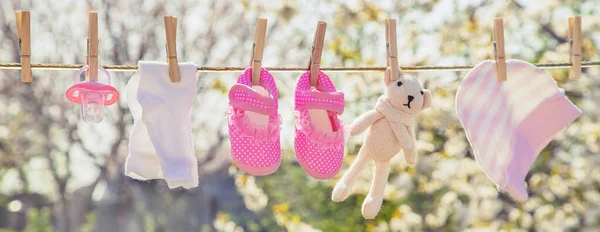 Babykläder Och Accessoarer Väger Repet Efter Tvättning Det Öppna Luft — Stockfoto